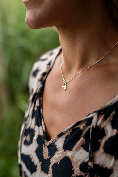 Närbild på Bird necklace i 925 sterling silver från By K design utomhus