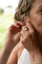 Närbild på Bird Ring i 925 sterling silver från By K Design, buren på fingret