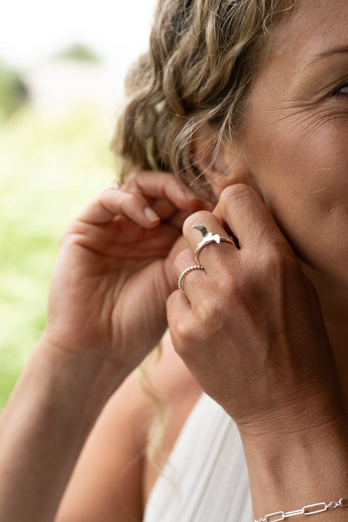 Närbild på Bird Ring i 925 sterling silver från By K Design, buren på fingret