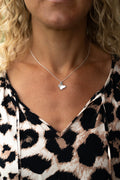 Närbild på butterfly necklace i 925 sterling silver från By K design buren på hals