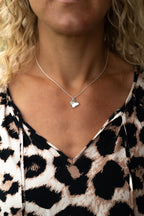 Närbild på butterfly necklace i 925 sterling silver från By K design buren på hals