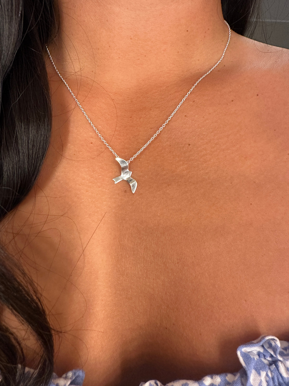 Butterfly halsband i 925 sterling silver buret på hals