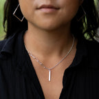 Närbild på Icon hoops large i 925 sterling silver från By K design med Stripe necklace buret på halsen 