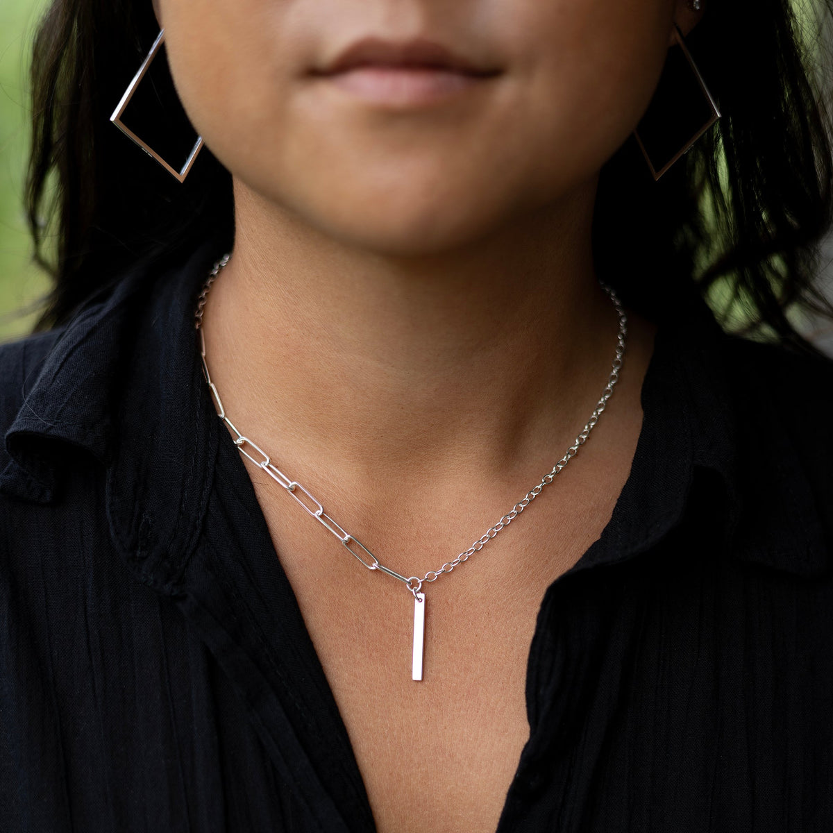 Närbild på Icon hoops large i 925 sterling silver från By K design med Stripe necklace buret på halsen 