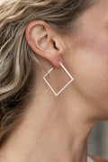 Närbild från sidan på Icon hoops large i 925 sterling silver från By K design buret på örat