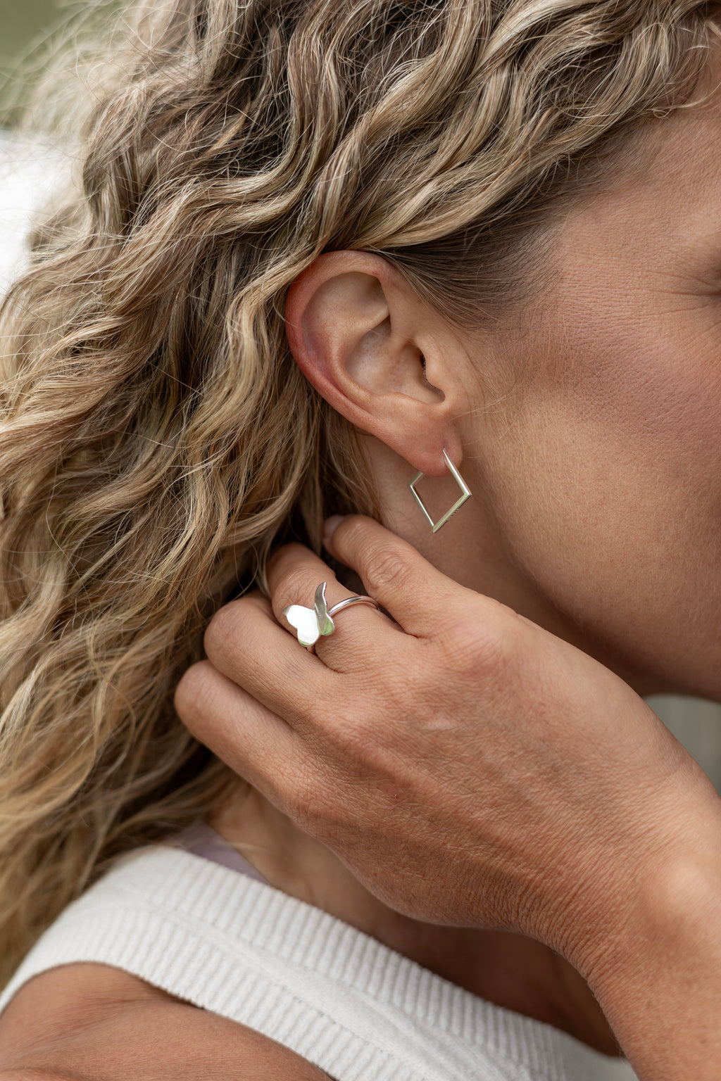 Närbild från sidan på Icon hoops small i 925 sterling silver från By K design buret på örat