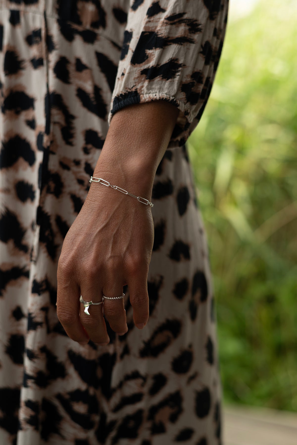 Närbild på Link bracelet och Bird Ring i 925 sterling silver från By K Design.