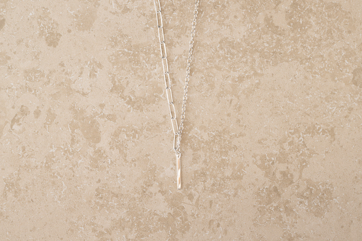 Närbild på Stripe necklace i 925 sterling silver med beige bakgrund