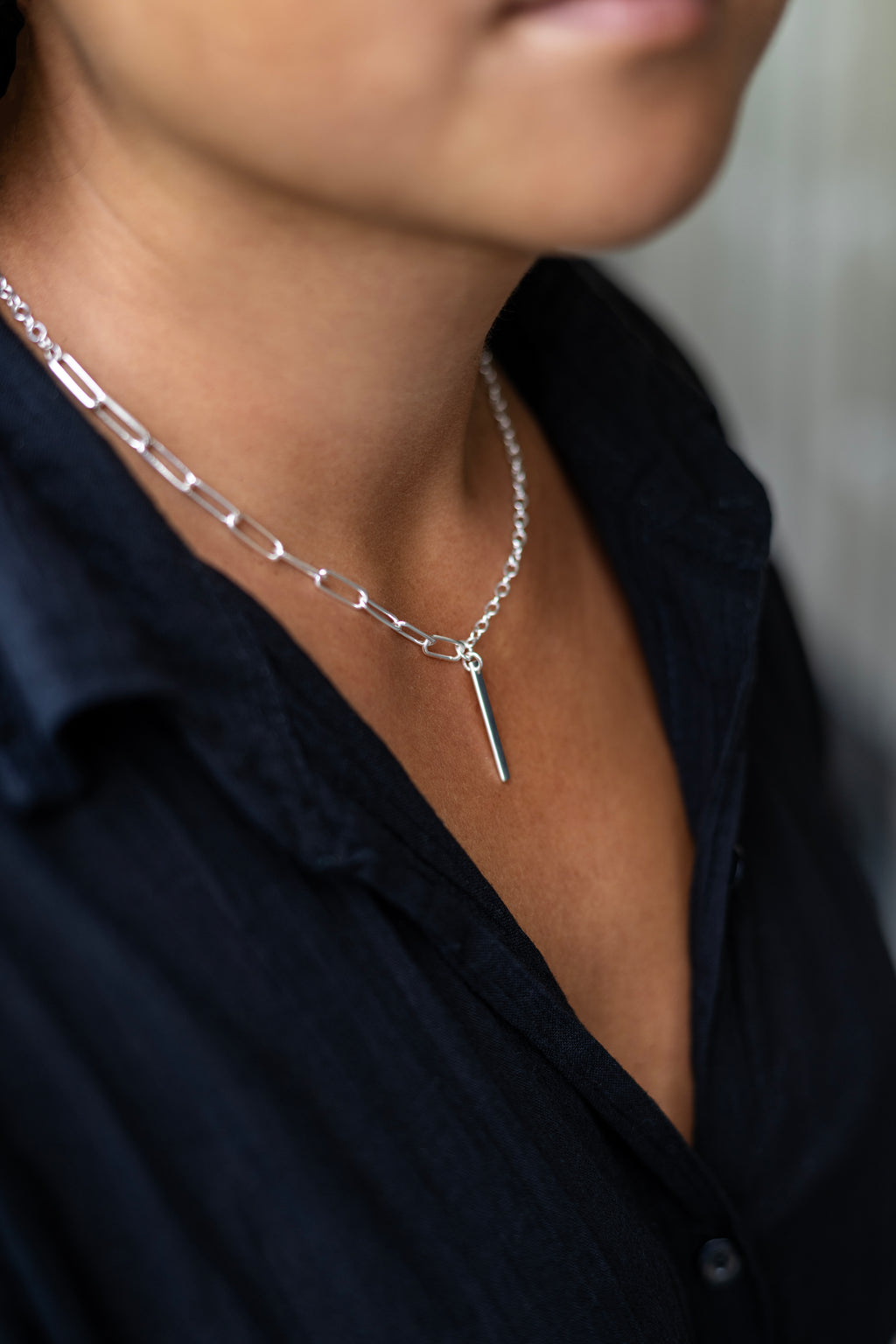 Närbild från sidan på Stripe necklace i 925 sterling silver buret på hals