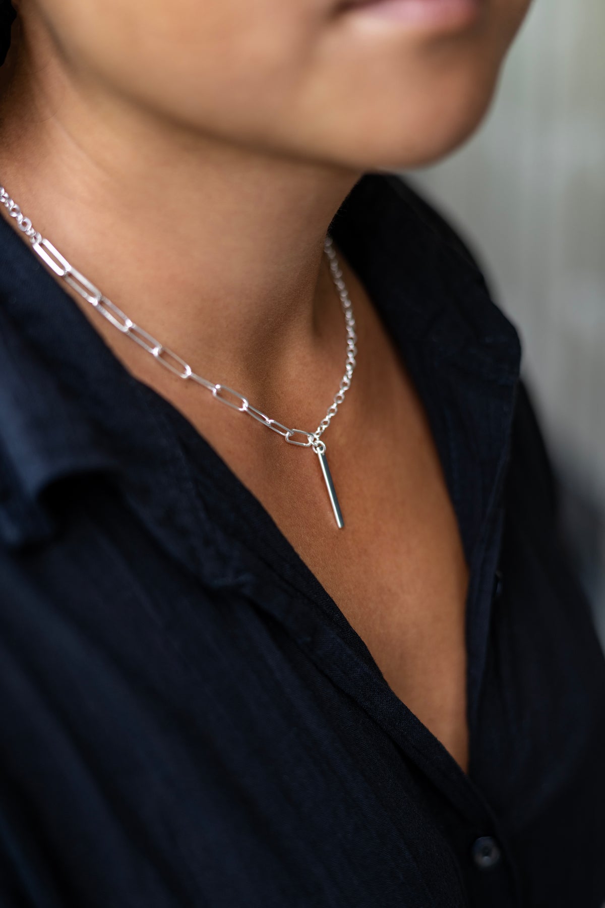 Närbild från sidan på Stripe necklace i 925 sterling silver buret på hals