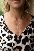 Porträttbild framifrån på Stripe necklace i 925 sterling silver från By K design på modell buret på hals