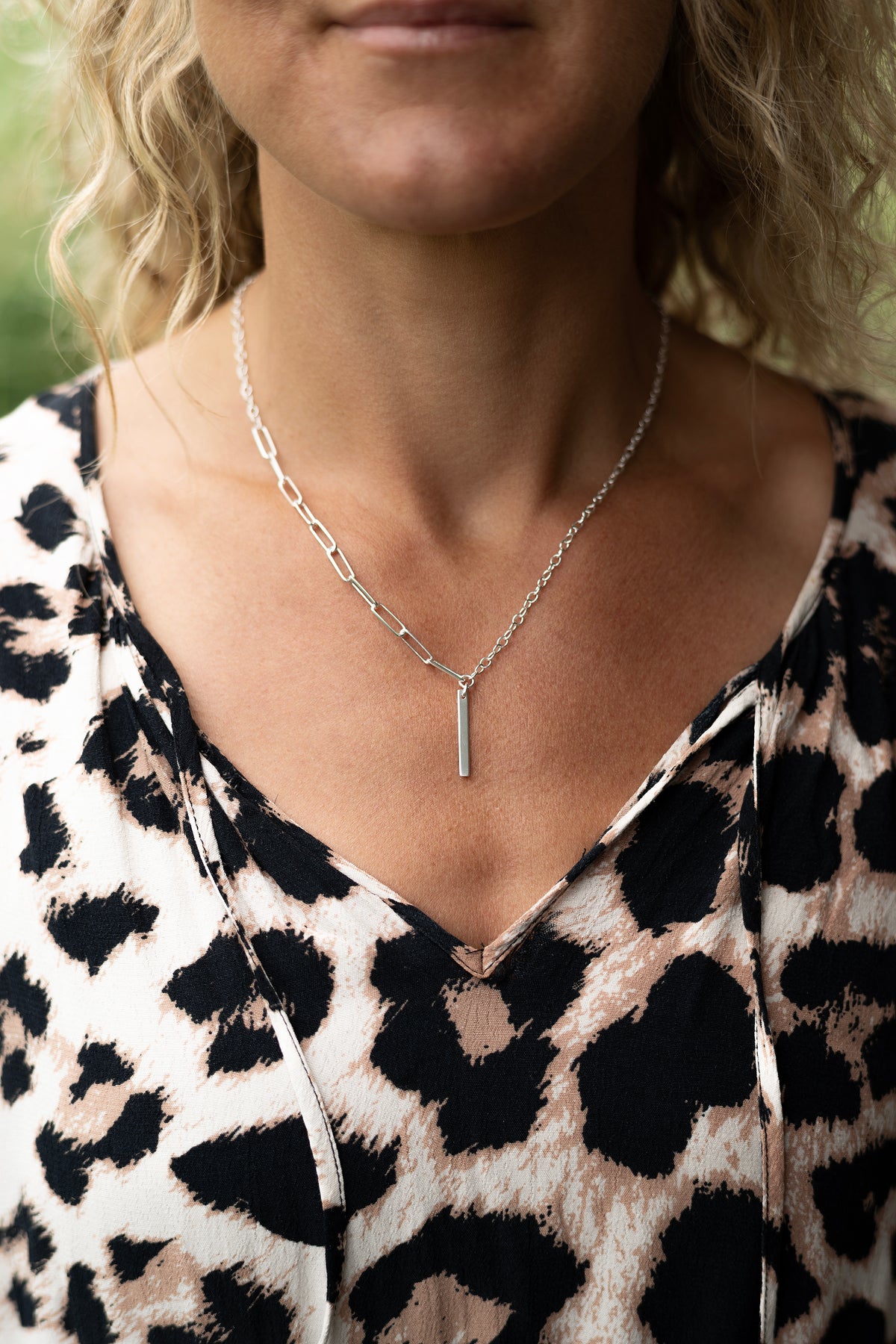 Porträttbild framifrån på Stripe necklace i 925 sterling silver från By K design på modell buret på hals